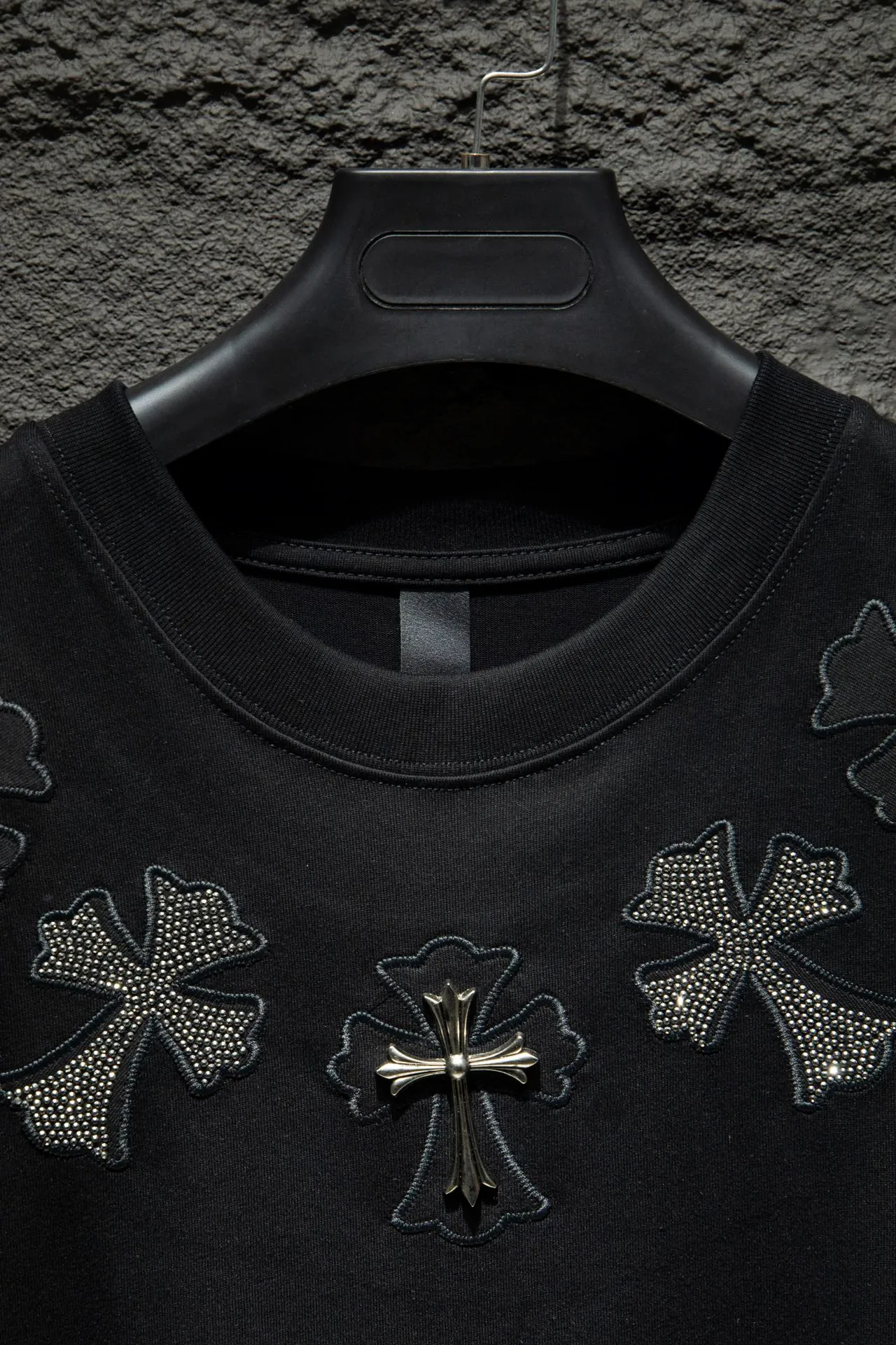 P180 🆕Chrome Hearts os version is really charming and Chrome Hearts is really a must-have. Each season's new version is made to the extreme. It is very practical and can be worn casually. Nice✔️ - ⚠️100% cotton. It is made of 32-count double yarn, 260-gram weight fabric and imported knitted carded cotton. It has moderate thickness, drape and contour, and the upper body is comfortable! ! It is very tolerant to fat body types and can instantly lose five pounds after wearing it!  Specially ordered multiple Austrian rhinestones, which have the bling bling effect of natural crystals under light. They have multi-faceted reflective points. The production cost is extremely high. The laser molding includes a computer engraving machine and a laser machine. The granules are accurate, and are finalized by high-temperature ironing. After ironing, you need to repeatedly test the firmness on the ironing pattern. It can show colorful reflections under the light. The collar webbing extends to the shoulder for reinforcement, and the stitching is reversed at the connection. The hem and cuffs are all made of 0.2mm gauge double-thread lathe. It is carefully produced at a high cost. The attitude of making goods with a magnifying glass restores the quality and effect of the product. The full set of customized accessories only presents every detail to customers. The letters are machine embroidered with imported materials after being adjusted according to the original details. The thickness is moderate. The hardware uses imported hardware accessories. Front panel # Back panel Simple elements # Artistically arranged English letters. Imported Tajima high-density heavy-duty embroidery technology. The font is three-dimensional and full. Handmade elements are added to the body, which greatly increases the interest of the clothing; unique visual effects. After special treatment, a unique effect is formed. An irregular hem is added to the version. This year's Kroxin is the main version. In the past two years, the oversize version has become the focus of the trend and has been a popular staple in the past two years. The change of designers has made this brand an instant hit. The progressive fashion of the times also needs the blood impact of fresh elements and trendy designs in order to continue its glory! It’s stylish both inside and outside, a must-have for high street travel! An absolute "eye-catching style" that can match couples 💏 Color: Black White Size: S M L XL